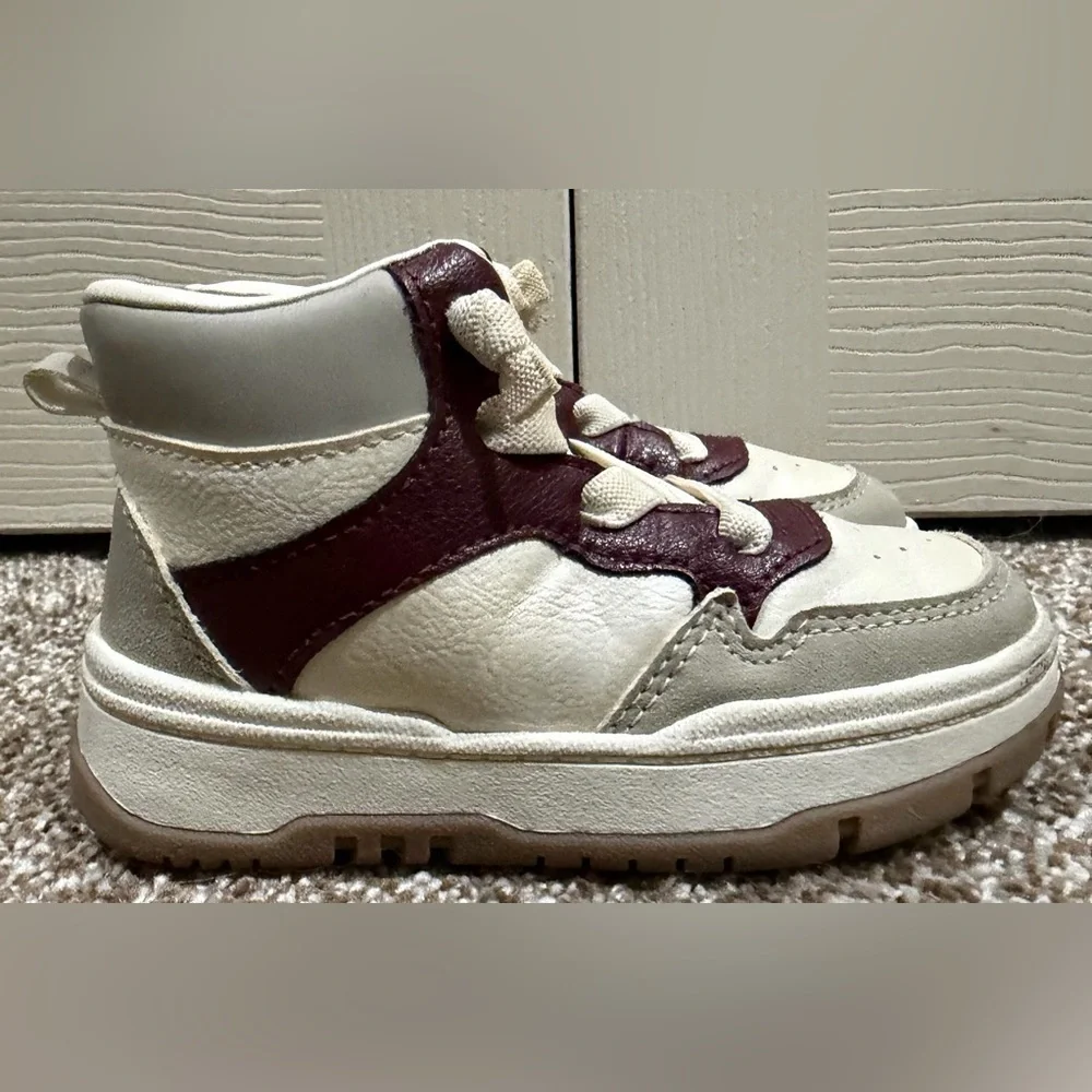 OshKosh B'Gosh Size 6M Toddler Sneakers
